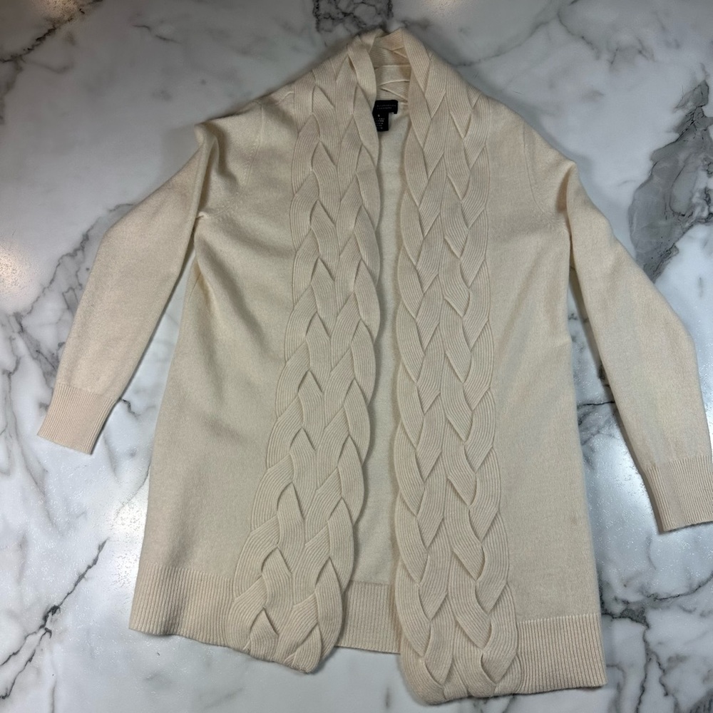 C BY BLOOMINGDALE'S CASHMERE CARDIGAN
Size Small
100% 2-PLY CASHMERE